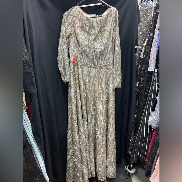 Mac Duggal 79261 NWOT SEQUIN LONG SLEEVE BATEAU A LINE GOWN - Picture 4 of 6